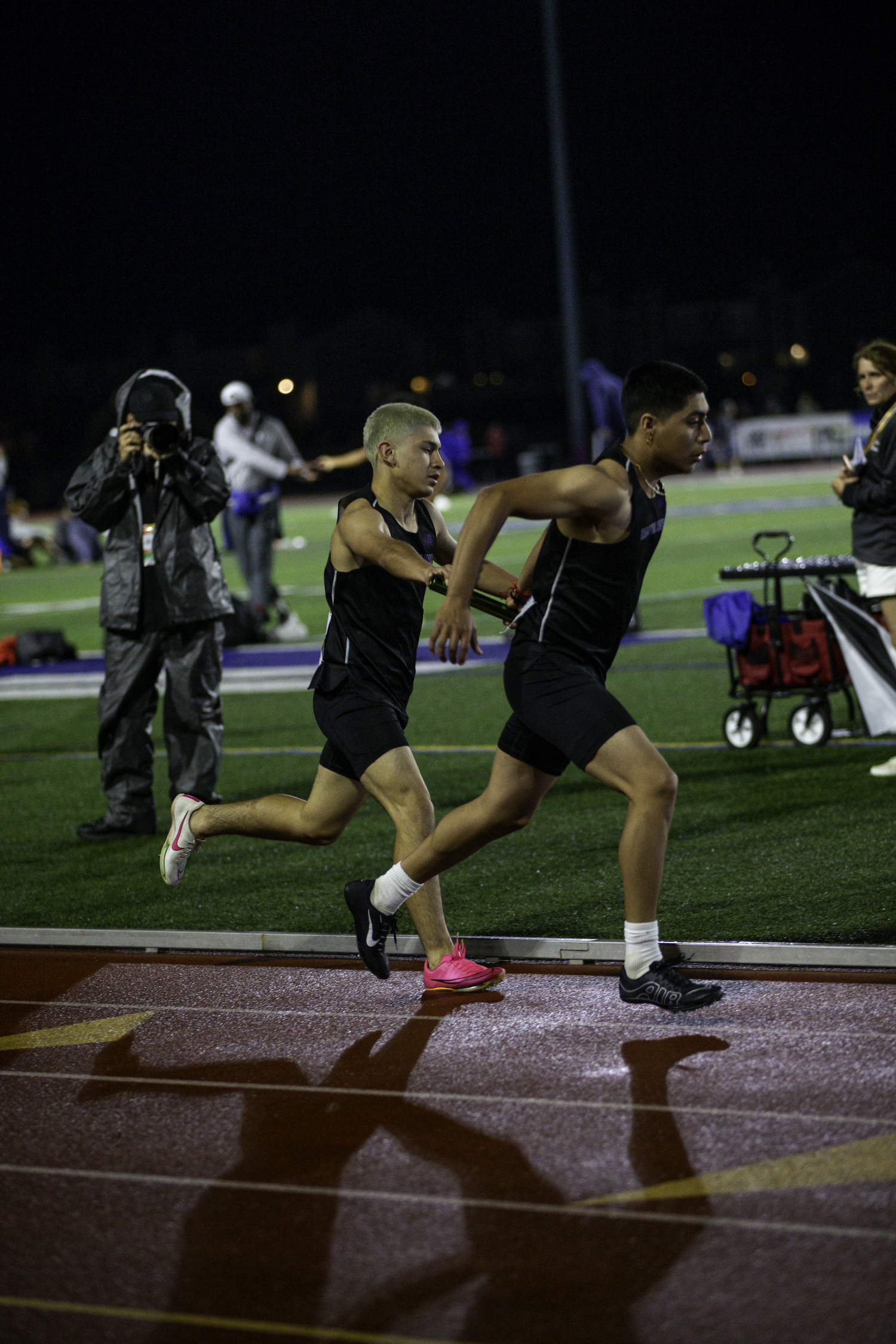 Daniel Ortiz hands off to Erick Ibanez in the 4x400-meter relay.   ZAIDA TALEV